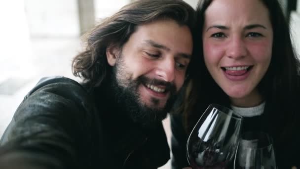 Boldog fiatal pár videó selfie