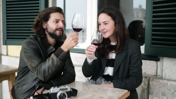 Feliz namoro casal de turistas bebendo vinho no café de rua — Vídeo de Stock