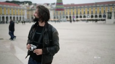 Avrupa meydanında duran mutlu erkek turist