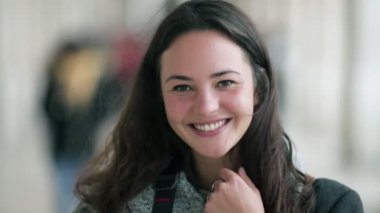 Neşeli güzel öğrenci kız dışarıda dikiliyor.