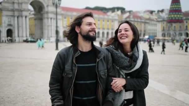 Šťastný vzrušený pár turistů objímajících se na náměstí v Lisabonu — Stock video