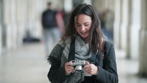 Šťastná žena turista stojící v pasáži — Stock video