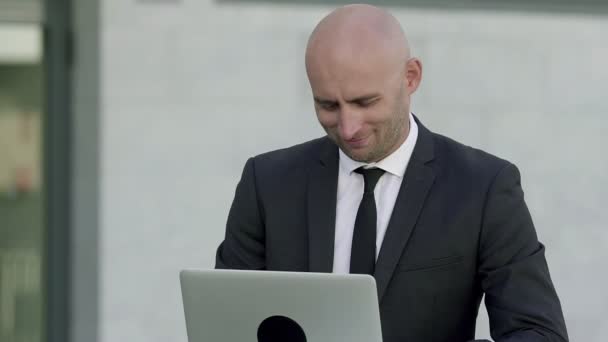 Fokus botak pria dalam setelan kantor menggunakan laptop — Stok Video