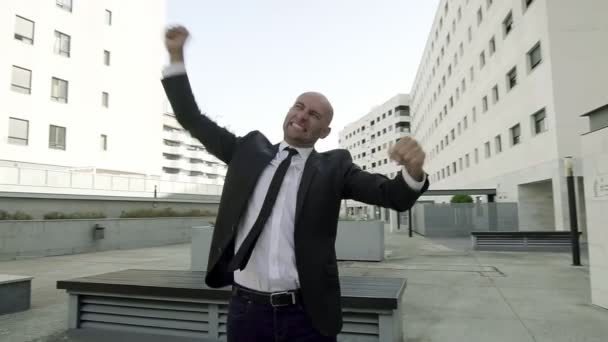 Fröhlicher Geschäftsmann mit Glatze feiert erfolgreichen Deal oder Gewinn — Stockvideo