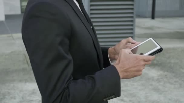 Mužské ruce držící tablet a muž píšící na dotykovém displeji — Stock video