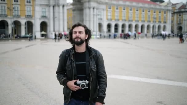 Pensivo turista cara vestindo jaqueta, segurando câmera de foto — Vídeo de Stock