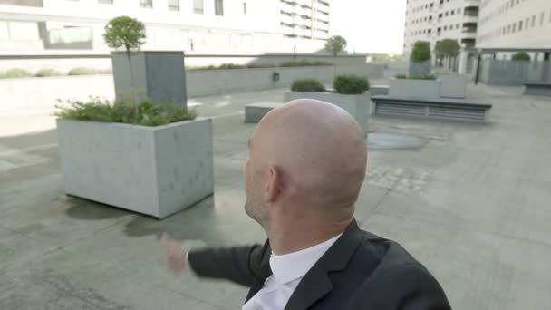 Контент лисий менеджер, що показує будівлю через відео чат, розмовляє — стокове відео
