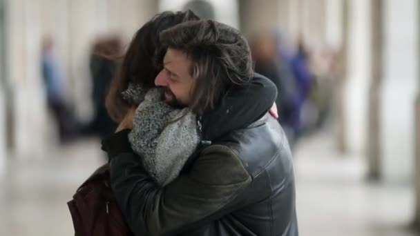 Fröhliches junges Paar trifft sich am Bahnhof — Stockvideo