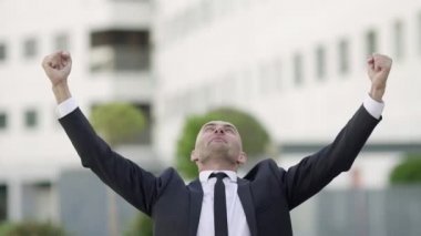 Mutlu kel ofis çalışanı başarılı anlaşmayı ya da karı kutluyor