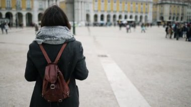 Paltolu, sırt çantalı ve fularlı turist kız