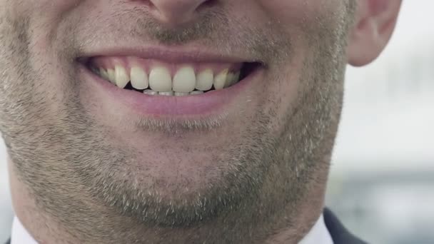 Vista da vicino di bocca sorridente e guance e mento con setole — Video Stock