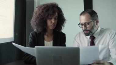 İki ciddi iş adamı birlikte oturup tartışıyorlar.