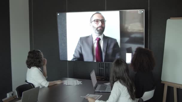 Inhaltlich bärtige CEO Video-Chat mit Partnern und reden — Stockvideo