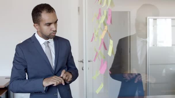 Projektleiter trägt Anzug, stellt Plan vor — Stockvideo