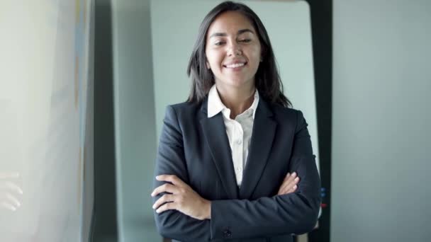 Az irodában álló latin csinos fiatal üzletasszony portréja — Stock videók