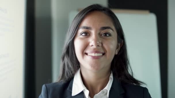 Detailní portrét Latinské krásné mladé podnikatelky — Stock video