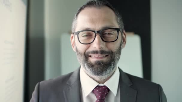 Retrato de hombre de negocios caucásico barbudo de mediana edad — Vídeos de Stock