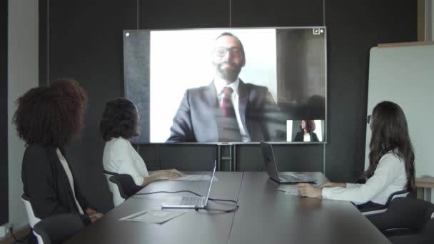 Affärspartners hälsar och vinkar under videochatten — Stockvideo