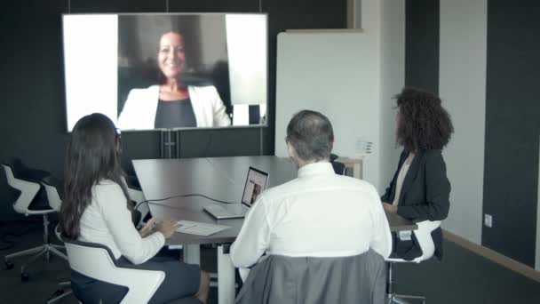 Kvinnlig chef hälsar och har videochatt med kollegor — Stockvideo