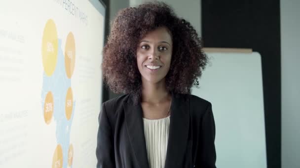 Potret wanita pengusaha muda Afrika Amerika yang menarik — Stok Video