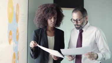 Afrikalı Amerikalı iş kadını patrona rapor veriyor.