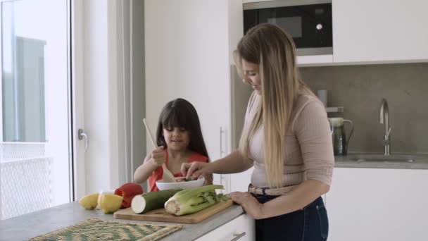 Mamma condimento insalata con limone in cucina — Video Stock