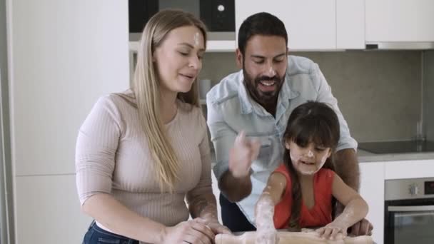 Szczęśliwi rodzice para i mała dziewczynka z mąką na twarzach — Wideo stockowe