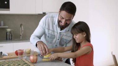 Neşeli baba ve kızı birlikte yemek yapmayı seviyor.