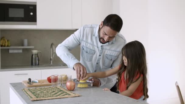 Ung pappa och dotter njuter av matlagning — Stockvideo