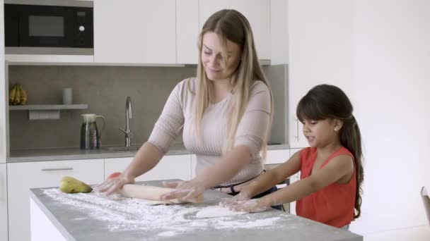 Moeder onderwijs weinig dochter naar bakken — Stockvideo