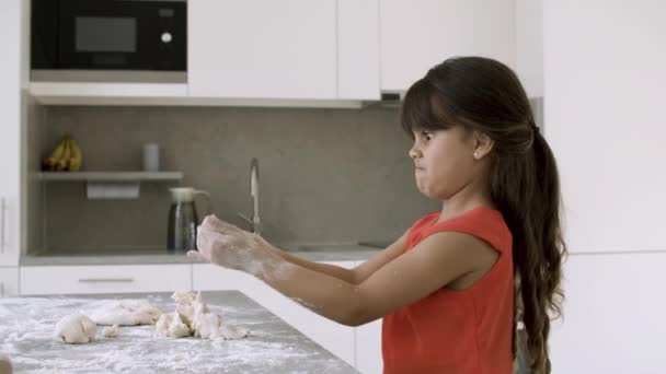 Kendi kendine yemek pişiren komik küçük kız. — Stok video