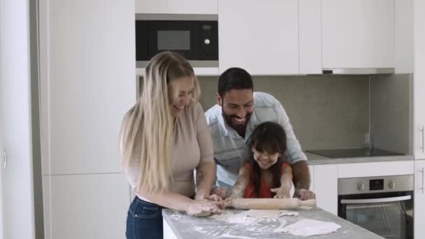 Casal de família alegre e criança pequena aplicando farinha em rostos — Vídeo de Stock