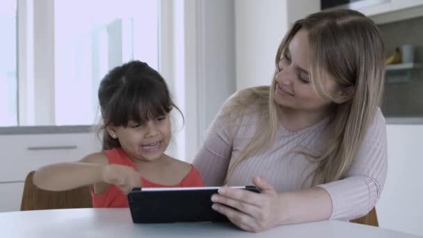 Mãe usando tablet e para treinar filha — Vídeo de Stock