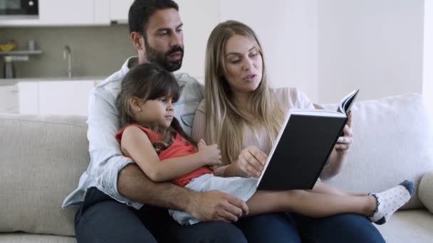 Pais alegres e pequena filha de cabelos pretos — Vídeo de Stock