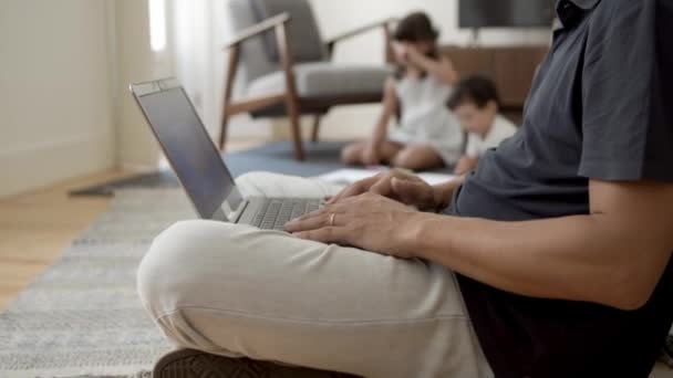 Homem focado com laptop trabalhando em casa — Vídeo de Stock