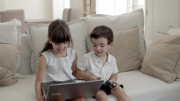 Vidám fiatal lány használja laptop egyedül — Stock videók