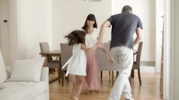 Pais alegres e crianças jogando jogos ativos em casa — Vídeo de Stock