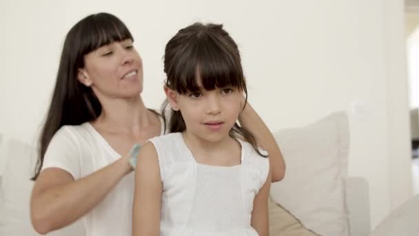 Mutlu anne yay tokasıyla kızlarının saçlarını asıyor. — Stok video