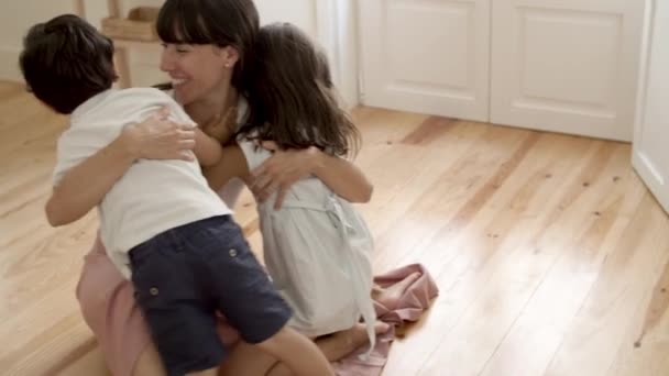 Feliz mãe abraçando e beijando crianças — Vídeo de Stock
