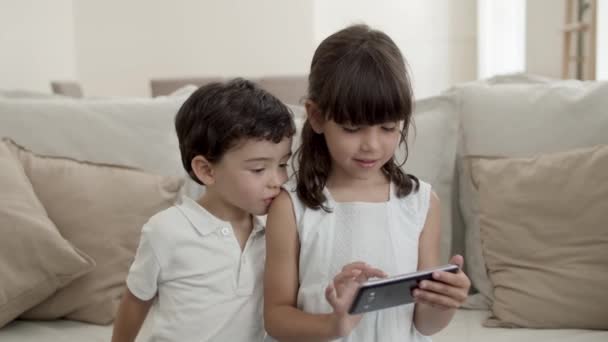 Sladké malé děti pomocí telefonu pro video talk — Stock video