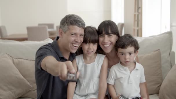Szczęśliwi rodzice para i dzieci oglądają film w telewizji — Wideo stockowe