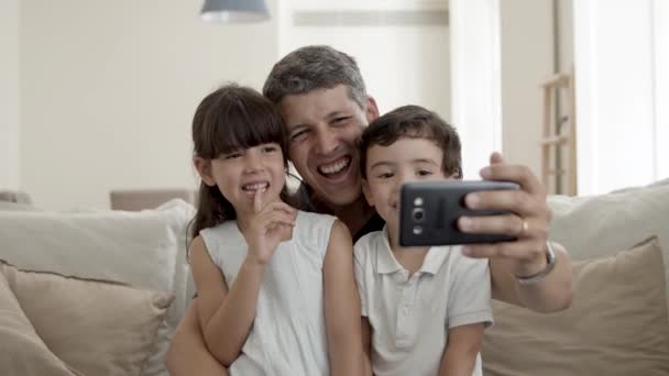 Vidám apa és két aranyos gyerek integet. — Stock videók