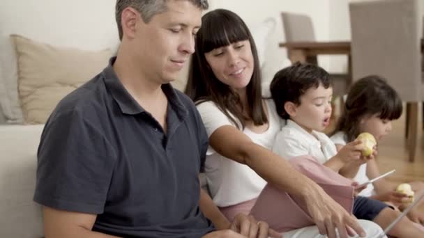 Casal de pais alegres usando computadores e navegando na internet — Vídeo de Stock