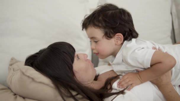Radosna mama gra i kołysząc się z małym synem — Wideo stockowe