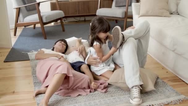 Mutlu bir aile, iki küçük çocuk evde dinleniyor. — Stok video