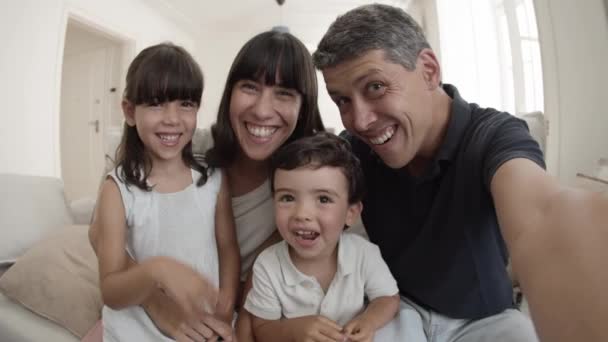 Família feliz usando telefone para chamada de vídeo — Vídeo de Stock