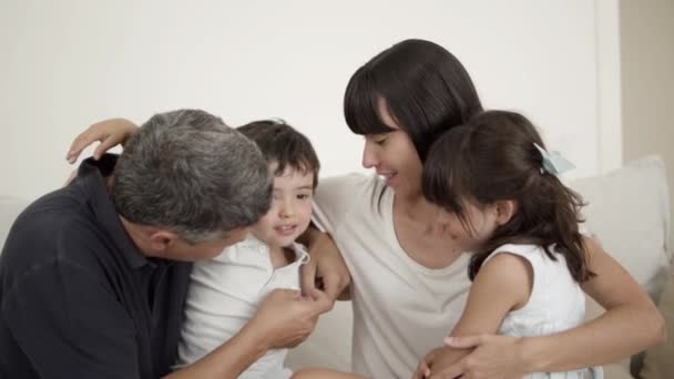 Feliz casal pais alegres e dois filhinhos bonitos — Vídeo de Stock