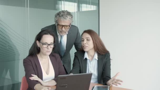 Kaukasische Managerinnen zeigen CEO Projekt auf Laptop — Stockvideo