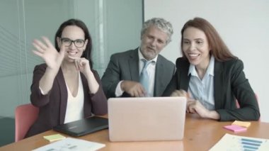 Başarılı iş adamları dizüstü bilgisayarla video sohbeti