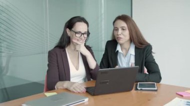 Kendine güvenen kadın partnerler güler, konuşur, görüntülü sohbet eder.